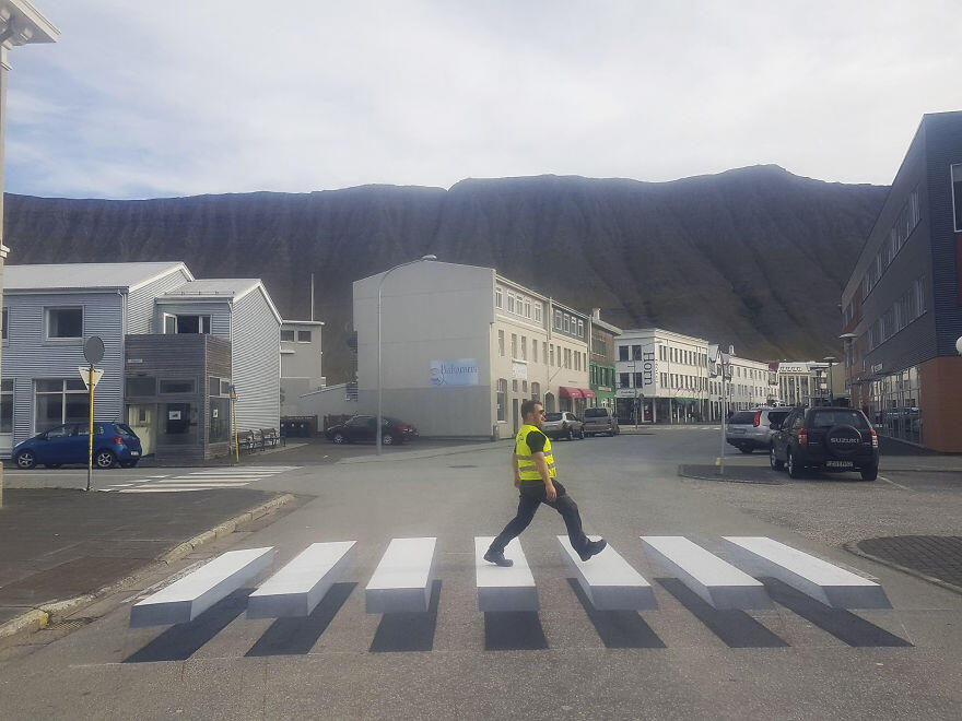 Sudah Lihat Zebra Cross 3D yang Tipu Banyak Mata Pengendara Mobil Di Islandia Ini?