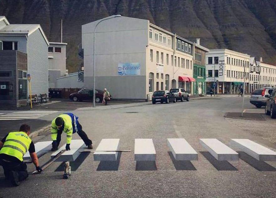 Sudah Lihat Zebra Cross 3D yang Tipu Banyak Mata Pengendara Mobil Di Islandia Ini?