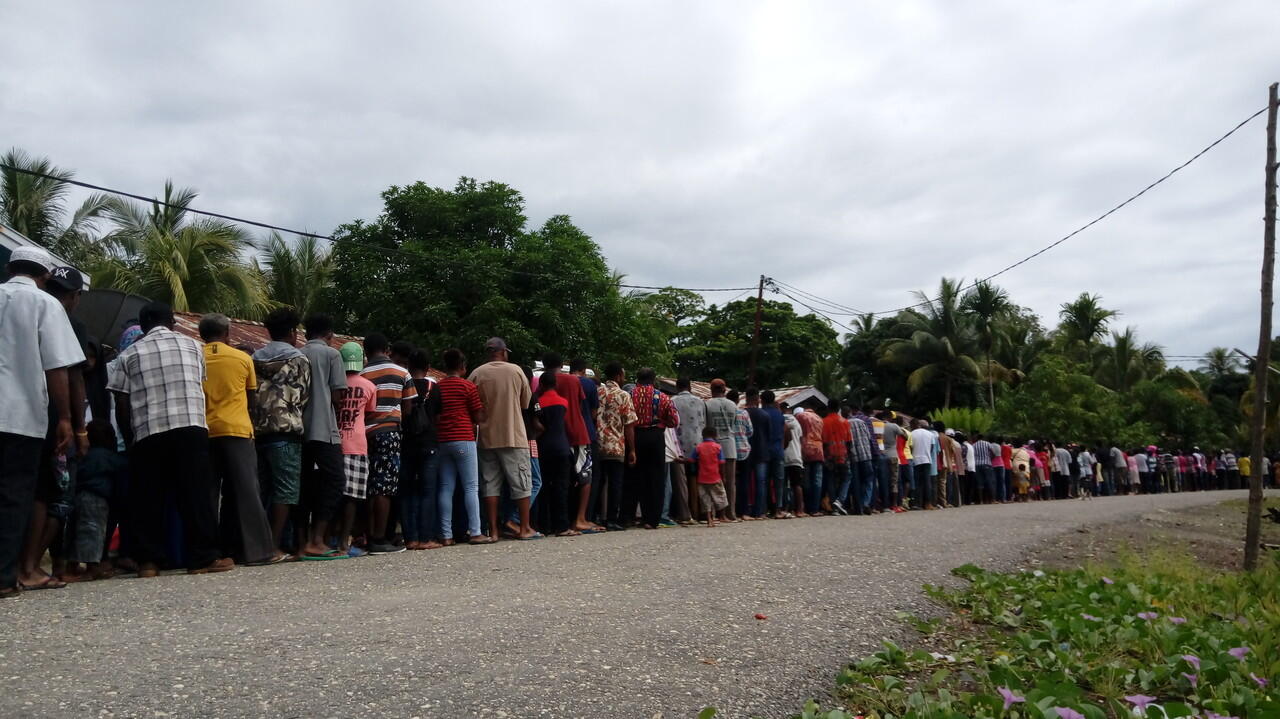 Pegang Tangan Bukan Sekedar Pegang Inilah Silaturahmi ala Kampung Mega, Papua barat