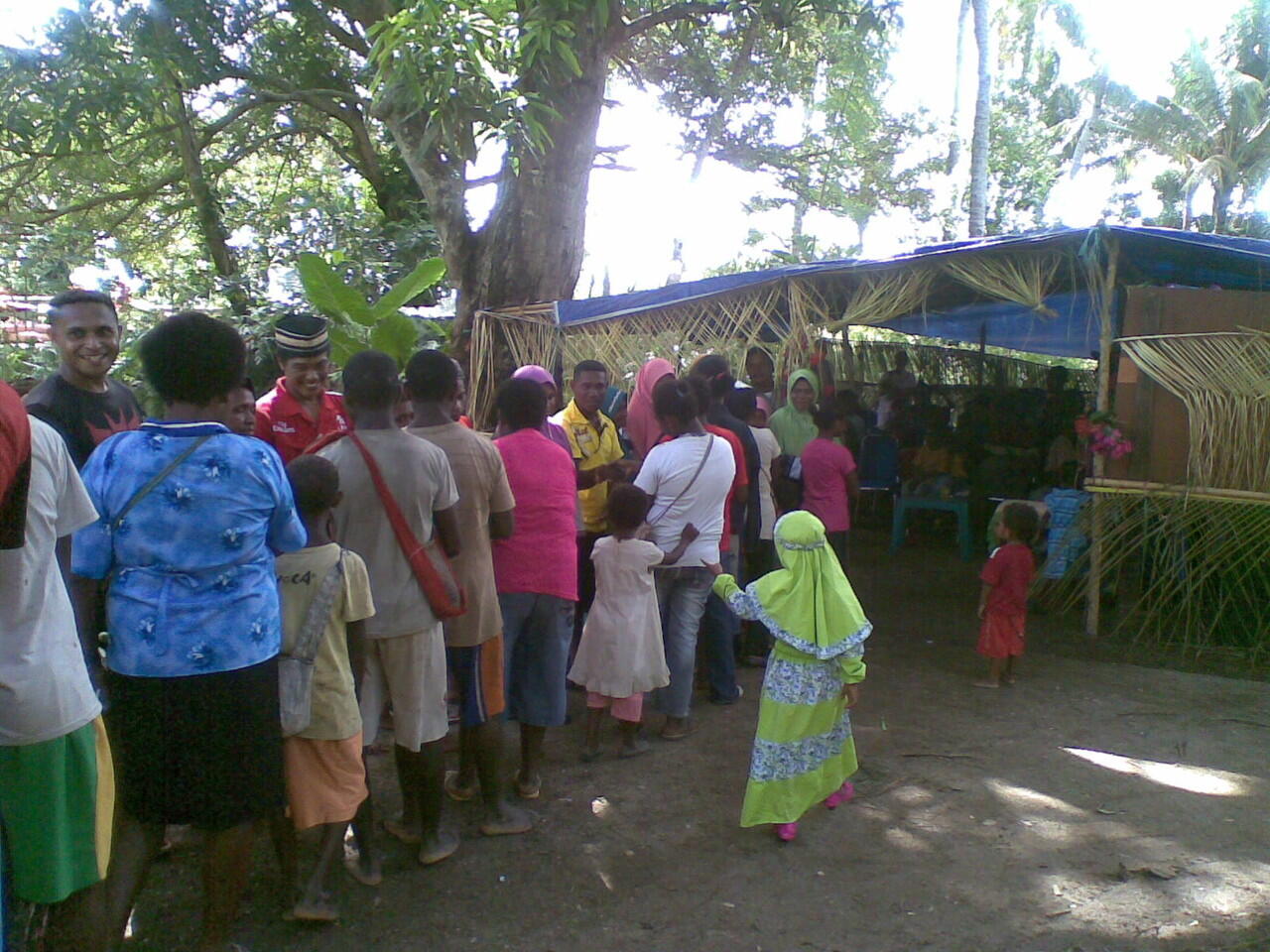 Pegang Tangan Bukan Sekedar Pegang Inilah Silaturahmi ala Kampung Mega, Papua barat