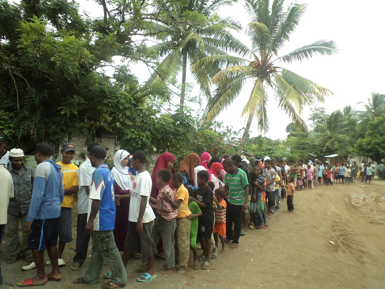 Pegang Tangan Bukan Sekedar Pegang Inilah Silaturahmi ala Kampung Mega, Papua barat