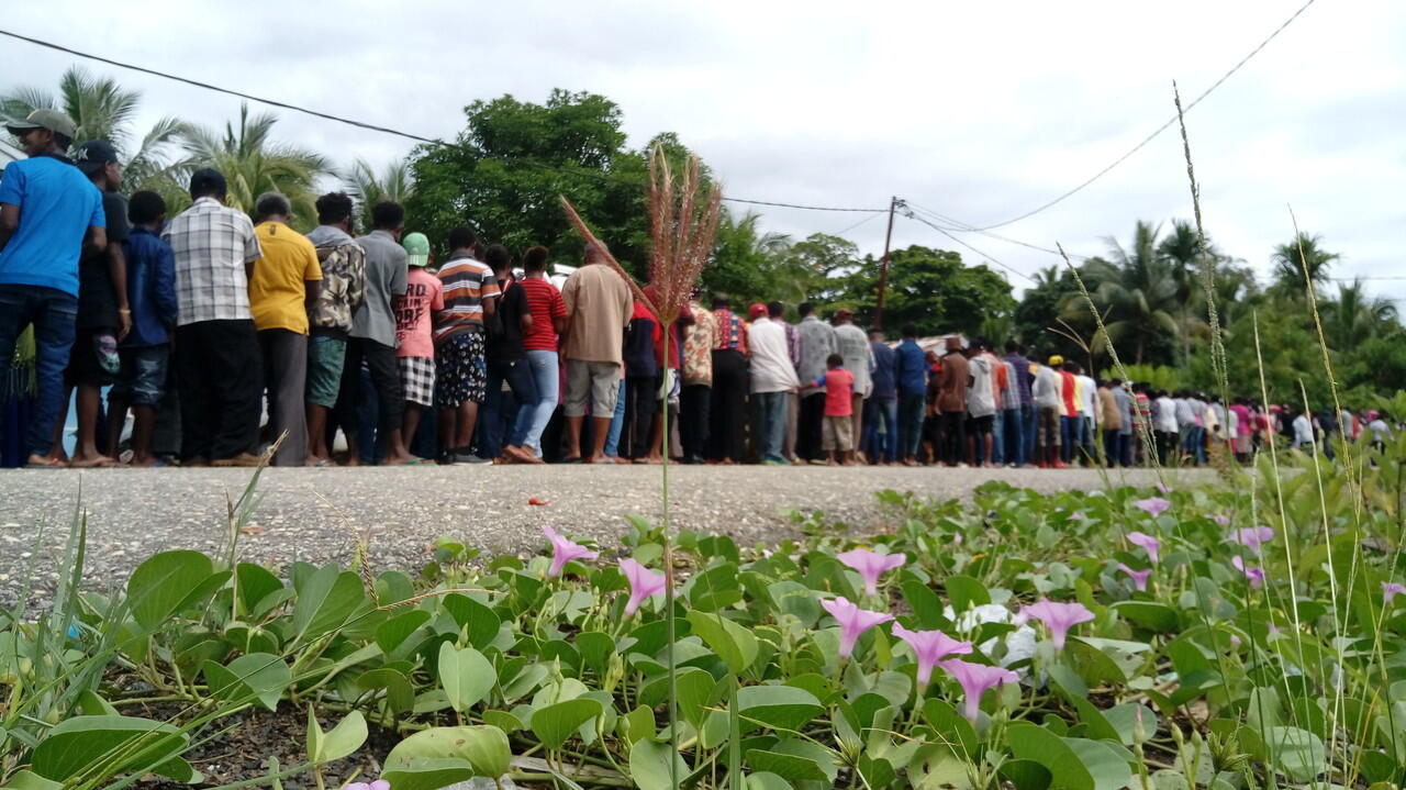 Pegang Tangan Bukan Sekedar Pegang Inilah Silaturahmi ala Kampung Mega, Papua barat