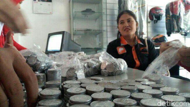 Nabung Uang Receh Selama Lima Tahun, Titin Akhirnya Bisa Beli Motor Idaman