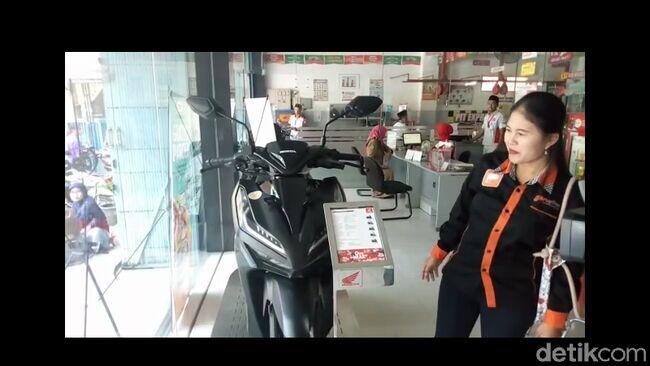 Nabung Uang Receh Selama Lima Tahun, Titin Akhirnya Bisa Beli Motor Idaman