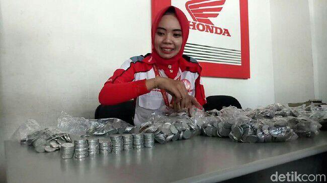 Nabung Uang Receh Selama Lima Tahun, Titin Akhirnya Bisa Beli Motor Idaman