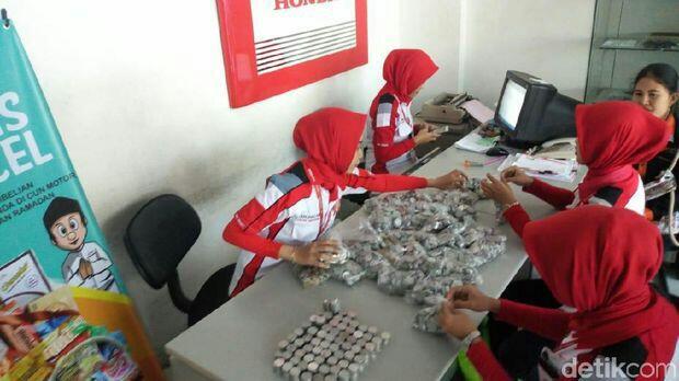 Nabung Uang Receh Selama Lima Tahun, Titin Akhirnya Bisa Beli Motor Idaman