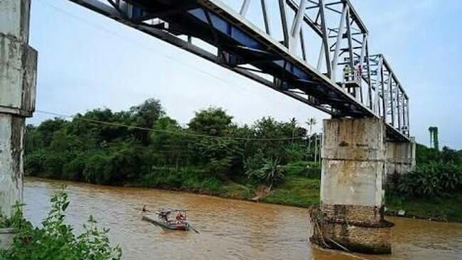 Main Gendong-gendongan dengan Pacar, Pria Ini Tewas karena Jatuh dari Jembatan