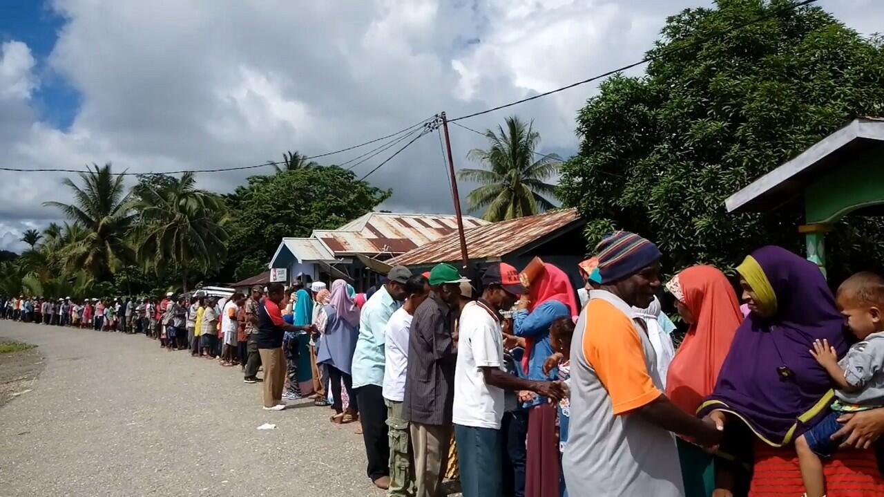 Pegang Tangan Bukan Sekedar Pegang Inilah Silaturahmi ala Kampung Mega, Papua barat