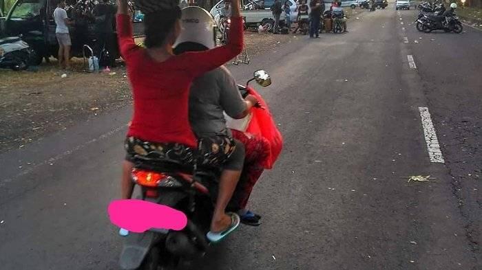  Bawa Barang Tak Biasa, Foto Emak-emak Naik Motor Ini Booming di Instagram