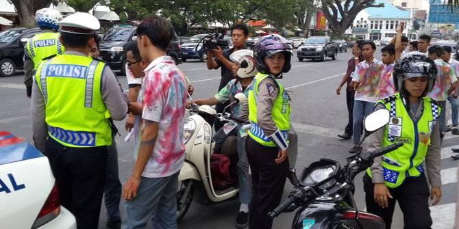 Ditangkap Polisi Saat Konvoi Kelulusan, Siswa Ini Langsung Bikin Salfok ..OMG !