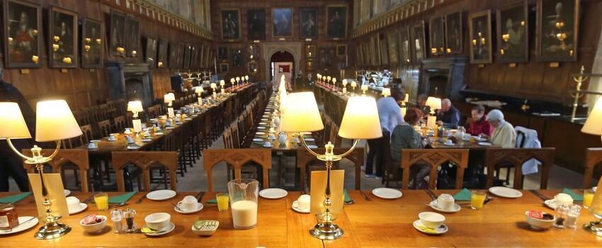 Sensasi Menginap di Sekolah Sihir Hogwarts, Bisa Sarapan Bersama di Aula!