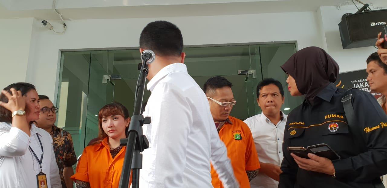 Berwajah Sayu, Roro Fitria Tak Komentar Apapun saat Menuju Kejaksaan