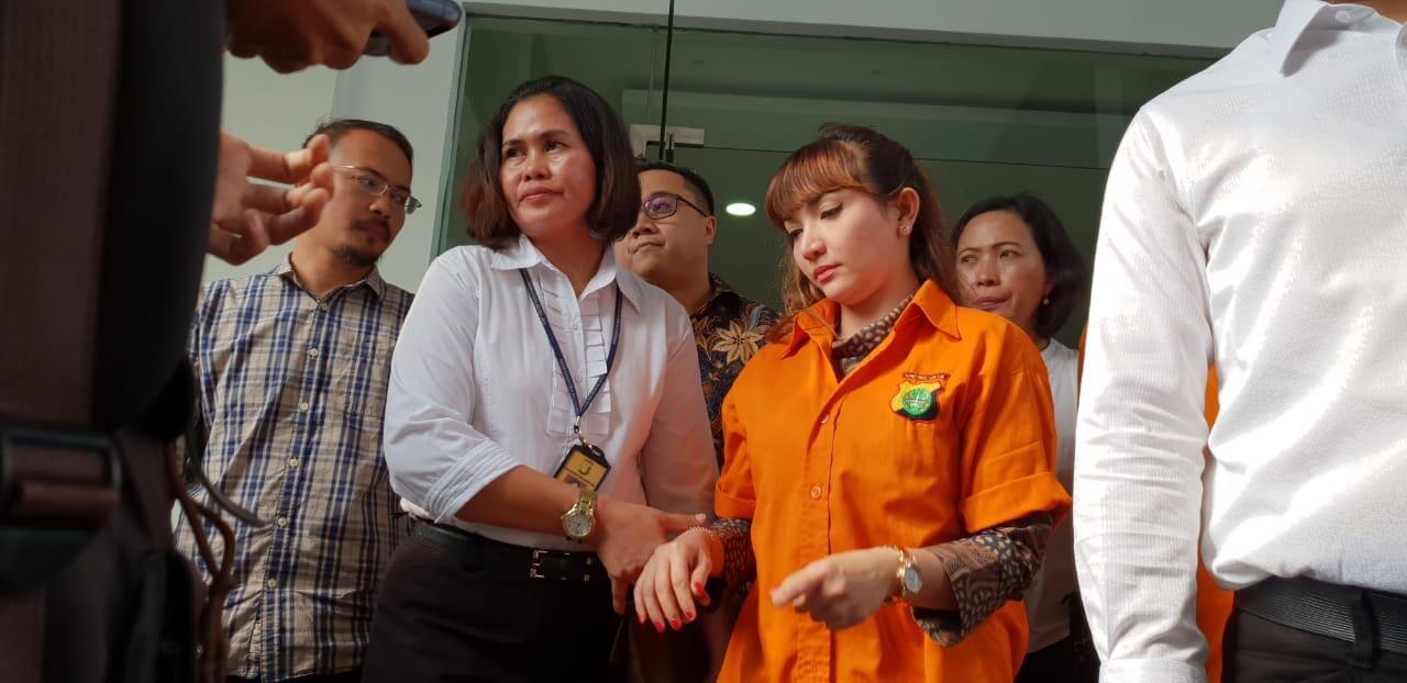Berwajah Sayu, Roro Fitria Tak Komentar Apapun saat Menuju Kejaksaan
