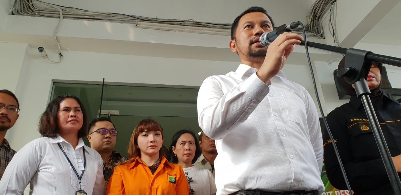 Berwajah Sayu, Roro Fitria Tak Komentar Apapun saat Menuju Kejaksaan