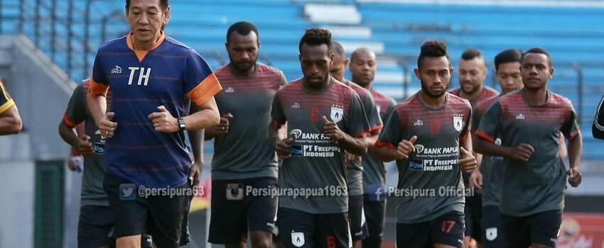 Persebaya Surabaya Vs Persipura Jayapura, Laga Derby Setengah Jadi