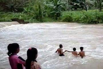 Miris, Anak Anak Ini Nekat Pertaruhkan Nyawa Berenang di Arus Deras Demi Bersekolah