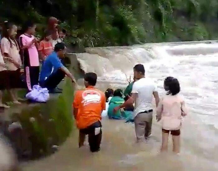 Miris, Anak Anak Ini Nekat Pertaruhkan Nyawa Berenang di Arus Deras Demi Bersekolah