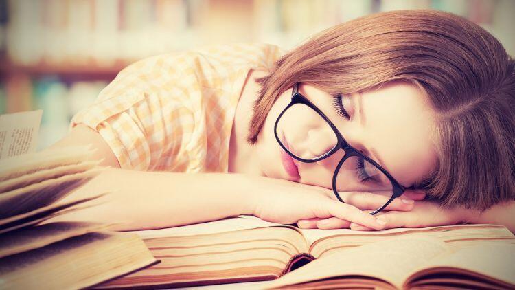 Walaupun Tidur Itu Ibadah, Ini 6 Cara Biar Kamu Nggak Ngantuk Selama Puasa 