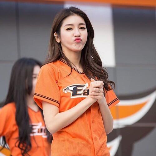 Masuk Gan! Cheerleader Ini Bikin Laki-laki Terpesona Sekaligus Kebingungan 