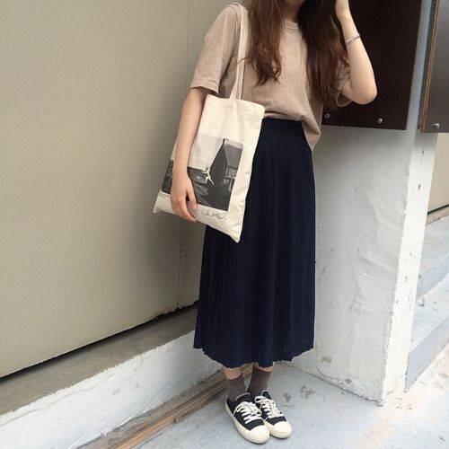Lebih Kalem dan Girly, Inspirasi Midi Skirt Ini Layak Dicoba di Bulan Baik Ini