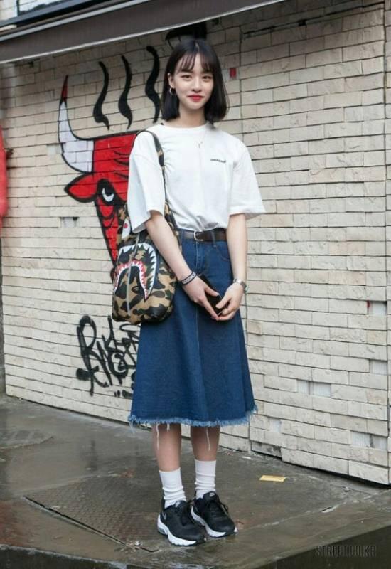 Lebih Kalem dan Girly, Inspirasi Midi Skirt Ini Layak Dicoba di Bulan Baik Ini