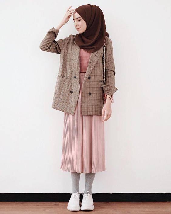 Lebih Kalem dan Girly, Inspirasi Midi Skirt Ini Layak Dicoba di Bulan Baik Ini