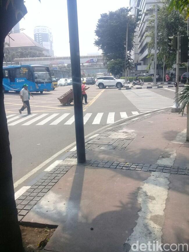 Foto: Before-After Pohon Imitasi di Trotoar Jakarta yang Bikin Heboh