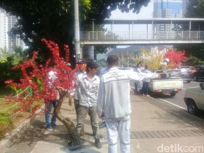 Foto: Before-After Pohon Imitasi di Trotoar Jakarta yang Bikin Heboh