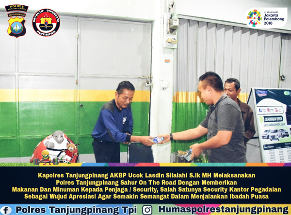 Sahur On The Road Kapolres Tanjungpinang Turun Berbagi Makanan