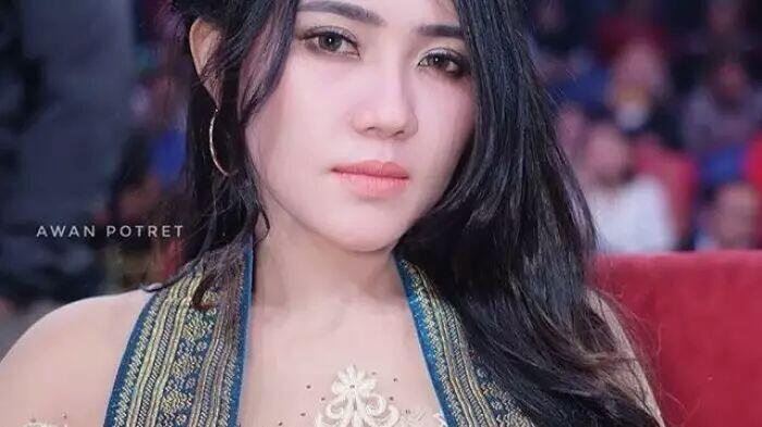 Miris! Dibalik Kesuksesannya, Kisah Biduan Ini Bikin Nangis!! 