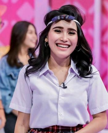 Miris! Dibalik Kesuksesannya, Kisah Biduan Ini Bikin Nangis!! 
