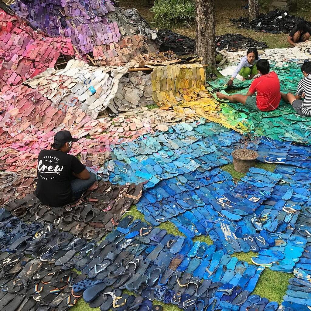 Keren! Limbah Sendal Ini di Daur Ulang Menjadi Karya Seni Yang Bernilai Tinggi