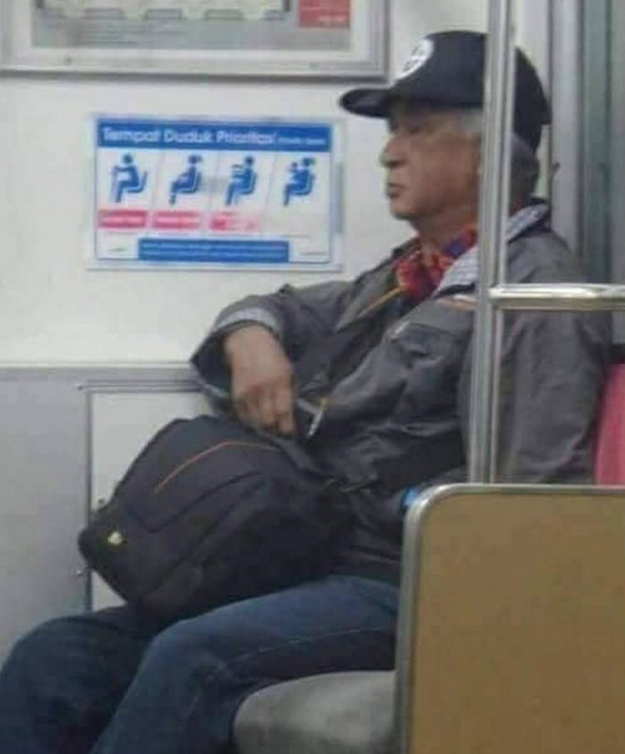 Tak cuma mirip Soeharto, ada juga yang bak Jokowi & Prabowo di KRL