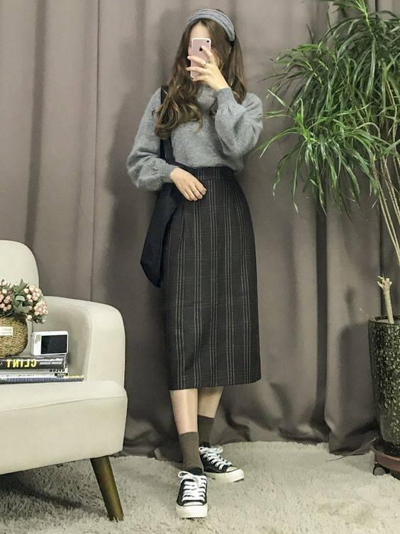 Lebih Kalem dan Girly, Inspirasi Midi Skirt Ini Layak Dicoba di Bulan Baik Ini