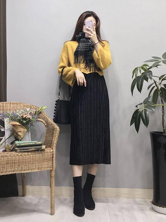 Lebih Kalem dan Girly, Inspirasi Midi Skirt Ini Layak Dicoba di Bulan Baik Ini