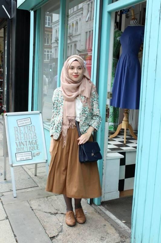 Lebih Kalem dan Girly, Inspirasi Midi Skirt Ini Layak Dicoba di Bulan Baik Ini