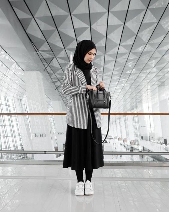 Lebih Kalem dan Girly, Inspirasi Midi Skirt Ini Layak Dicoba di Bulan Baik Ini