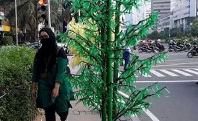 Usut Oknum Pemesan Pohon Plastik