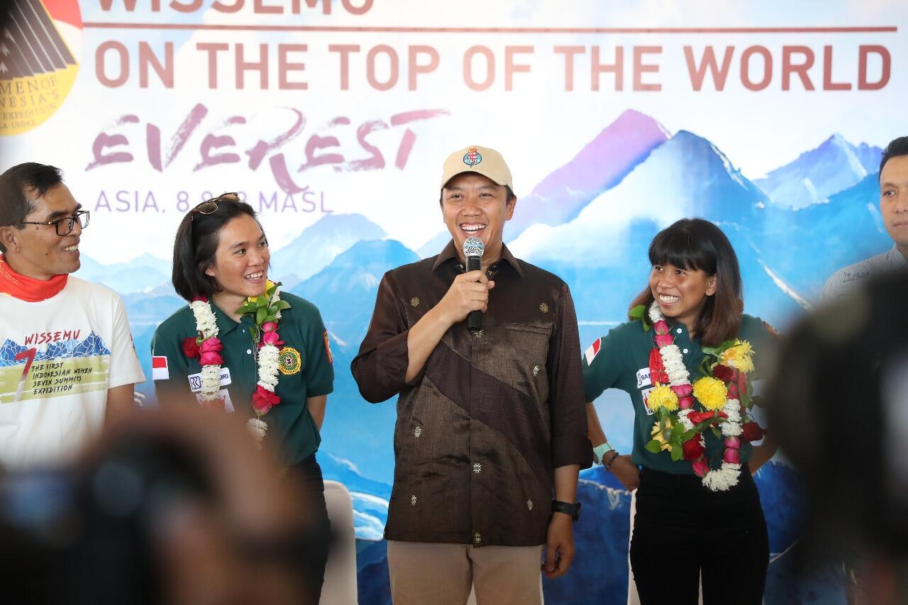 Taklukkan Tujuh Puncak Dunia, Deedee dan Hilda Dapat Apresiasi dari Menpora