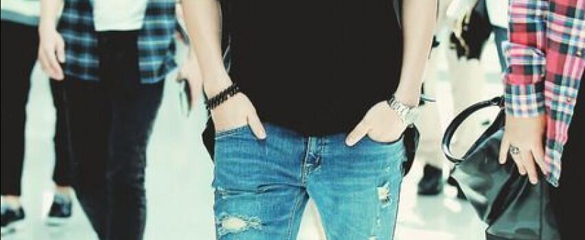 7 Gaya Street Style dengan Ripped Jeans ala Park Chanyeol, Keren Abis!