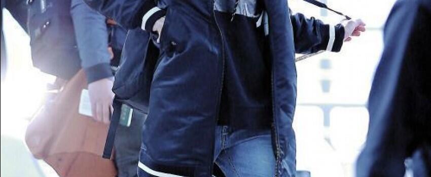 7 Gaya Street Style dengan Ripped Jeans ala Park Chanyeol, Keren Abis!