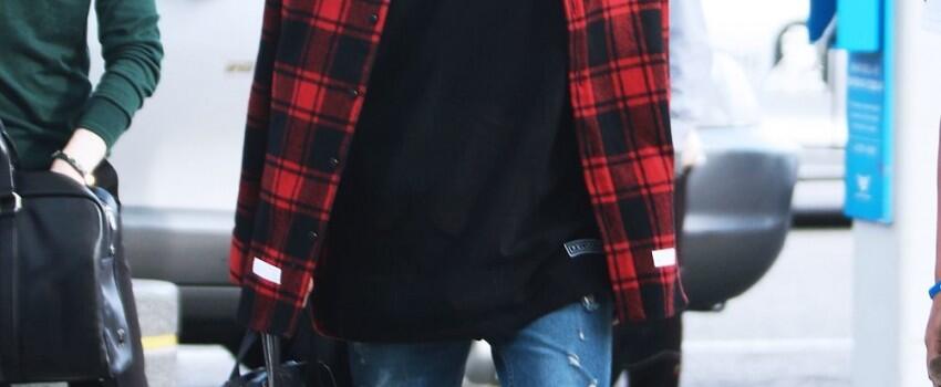 7 Gaya Street Style dengan Ripped Jeans ala Park Chanyeol, Keren Abis!