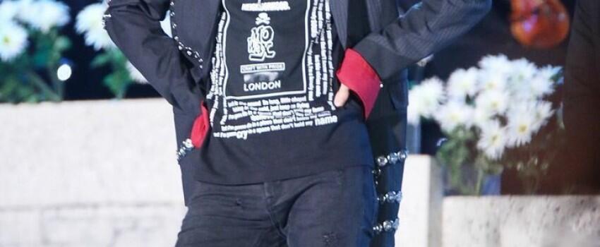 7 Gaya Street Style dengan Ripped Jeans ala Park Chanyeol, Keren Abis!