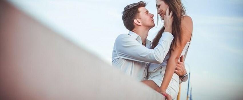 Girls, Ini 5 Keuntungan yang Kamu Dapat Saat Punya Pacar Super Sibuk!