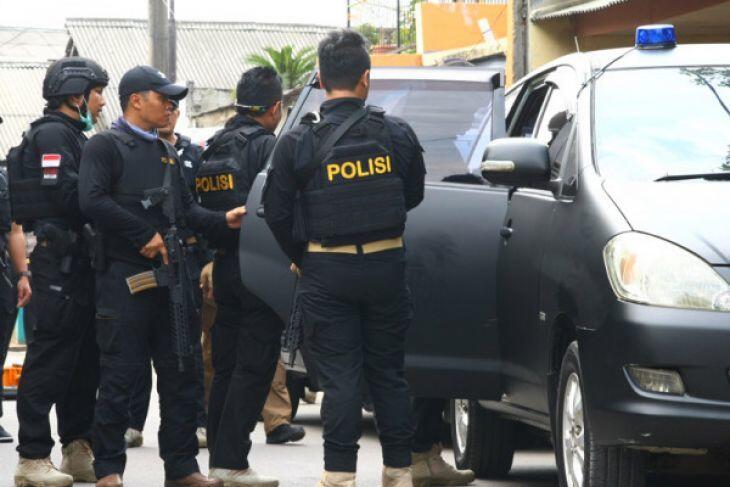 Densus 88 Geledah Gedung Fakultas Fisip Universitas Riau