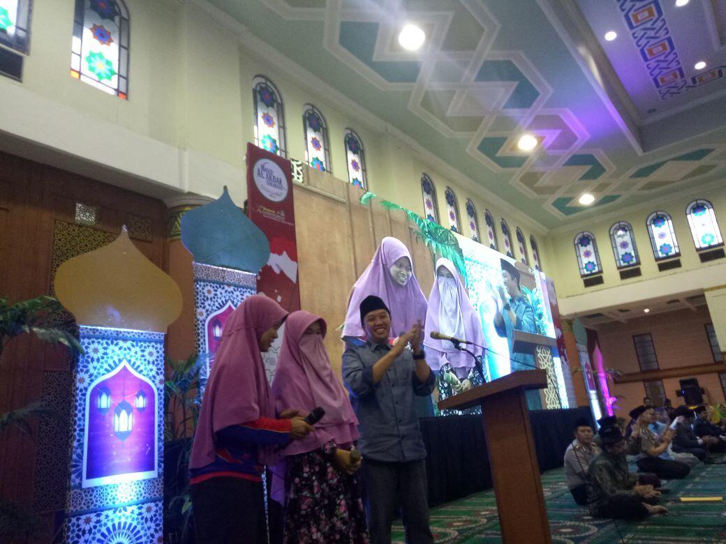 Saat Perempuan Bercadar Jawab Tantangan Menpora Hafalkan Pembukaan UUD