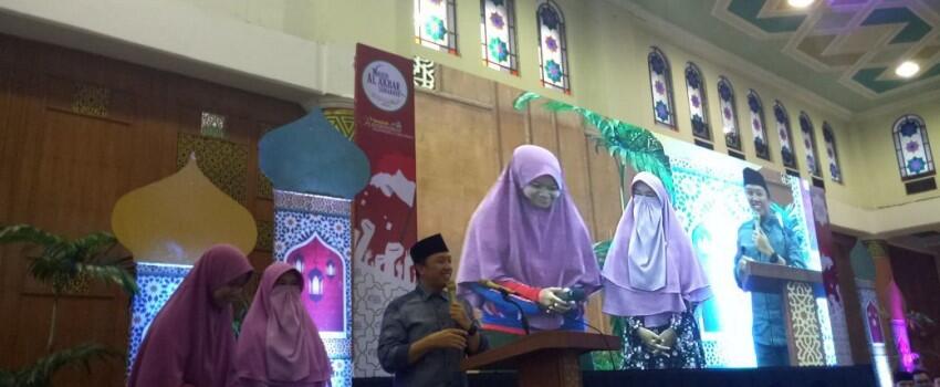 Saat Perempuan Bercadar Jawab Tantangan Menpora Hafalkan Pembukaan UUD