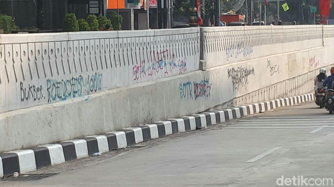 Duh! Underpass Mampang-Kuningan Dikotori Coretan Oleh Peserta 'Sahur On The Road'