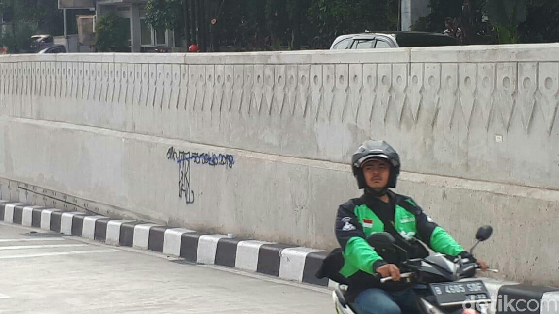 Duh! Underpass Mampang-Kuningan Dikotori Coretan Oleh Peserta 'Sahur On The Road'