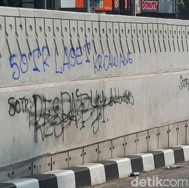 Duh! Underpass Mampang-Kuningan Dikotori Coretan Oleh Peserta 'Sahur On The Road'